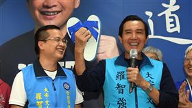 羅智強小強特攻隊成立　馬英九送藍白拖（1）前總統馬英九（前右）17日上午出席國民黨台北市議員參選人羅智強競選辦公室「小強特攻隊」成立茶會，特別送上藍白拖給羅智強（左）。中央社記者孫仲達攝　107年10月17日