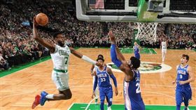 爆扣！恩比德慘成「杰倫」海報背景
NBA,波士頓塞爾提克,Jaylen Brown,杰倫,Joel Embiid
翻攝自推特