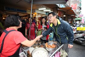 ▲民進黨台北市長候選人姚文智走訪基層。（圖／姚文智辦公室提供）