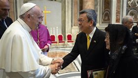 副總統陳建仁出席封聖大典前 晉見教宗副總統陳建仁（前右2）14日出席保祿六世封聖大典之前，晉見教宗方濟各。（中華民國駐教廷大使館提供）中央社記者黃雅詩梵蒂岡傳真　107年10月14日