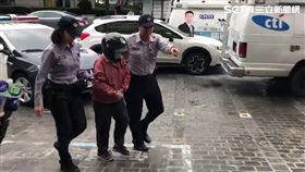 陳姓老婦殺害丈夫後向管理員自白，警方獲報趕抵現場將她逮捕（楊忠翰攝）