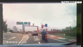 駕駛恍神追撞重機　騎士「趴摔」倒地