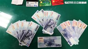 王女在內湖聯邦銀行提款，因神情有異遭警方盤查，她身上被搜出3張提款卡，多次改口且無法交代提款卡來源，警員將她帶回派出所偵辦，訊後依詐欺罪移送法辦（翻攝畫面）