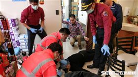 謝男在社中街超商購物時突然休克，警消獲報後趕抵現場，給氧後恢復呼吸心跳，並送往新光醫院救治（讀者提供）
