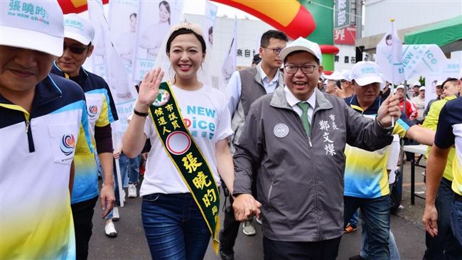 鄭市長親挽曉昀手　鄉親見證嫁入議會
