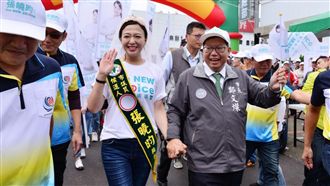 鄭市長親挽曉昀手 鄉親見證嫁入議會