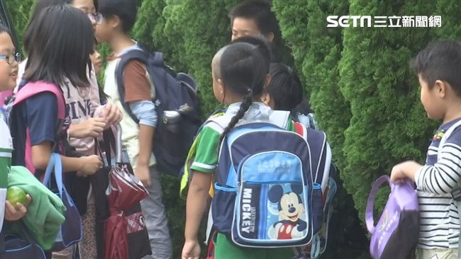 國小驚見清朝阿哥！男童帥氣剃髮留辮