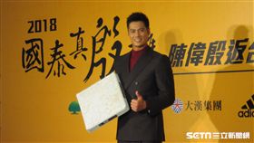 ▲陳偉殷回台灣帶著二壘壘包。（圖／記者蕭保祥攝影）