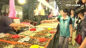 陳其邁妻鞠躬微笑拜票!夫人牌受青睞