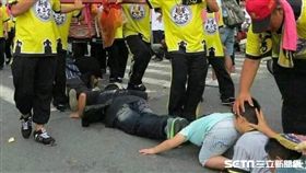 小朋友排隊鑽轎腳不小心用臉吻上屁股。（圖／取自臉書社團爆廢公社）