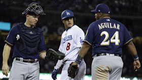 ▲洛杉磯道奇游擊手Manny Machado（中）跑壘引發爭議。（圖／美聯社／達志影像）
