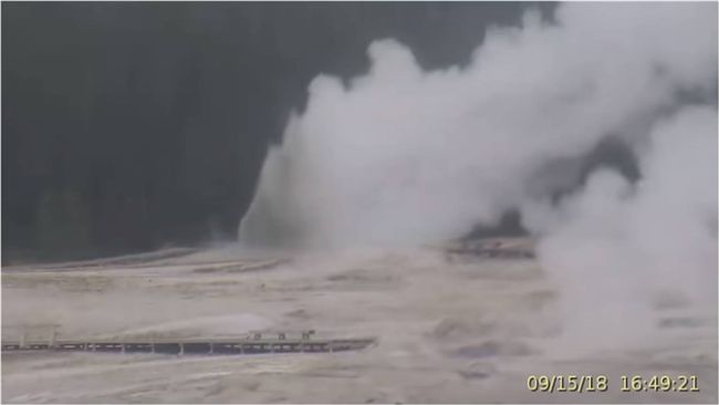 黃石公園溫泉噴發！竟吐80年份垃圾
