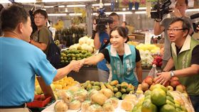 高雄市長選戰　陳其邁妻子掃街民進黨高雄市長參選人陳其邁的妻子吳虹（前右2）17日首度現身為夫婿拉票，到黃昏市場掃街拜票時，民眾爭相與她握手。（陳其邁競選辦公室提供）中央社記者程啟峰高雄傳真  107年10月17日