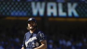 ▲Wade Miley在投出保送後，釀酒人馬上換投。（圖／美聯社／達志影像）