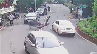 屁孩逆向撞賓士彈飛　目擊嬤「著驚」