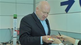 來台掀風波　葛特曼表示為自己說的話負責（1）書籍「屠殺」（The Slaughter）作者伊森．葛特曼（Ethan Gutmann）8日清晨到桃園國際機場準備搭機離台，面對在台引發的爭議，他引述英國知名作家喬治．歐威爾名言：「自由代表人們有權力講別人不想聽的話。」中央社記者吳睿騏桃園機場攝　107年10月8日