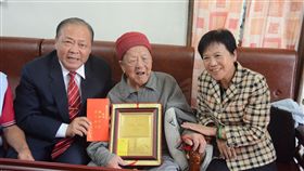 澎縣長訪縣內12人瑞 轉贈重陽敬老狀與金鎖片