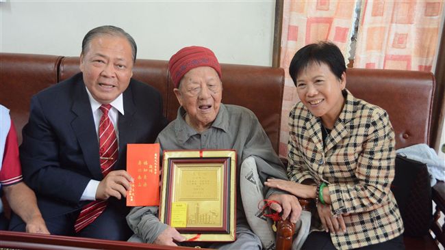 澎湖縣長訪12位人瑞　轉贈禮物祝福