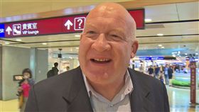 來台掀風波　葛特曼表示為自己說的話負責（2）書籍「屠殺」（The Slaughter）作者伊森．葛特曼（Ethan Gutmann）8日清晨搭機離台，他在登機前受訪表示，對於這一週的紛擾，「我為我的書和我說的話負責」，他能理解大家的反應。中央社記者吳睿騏桃園機場攝　107年10月8日