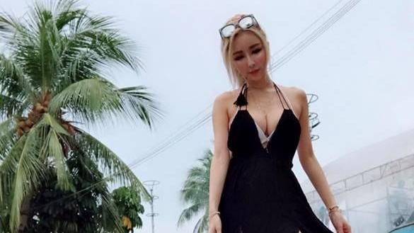 雪碧騷拍內衣寫真！嗆：給後代看奶奶