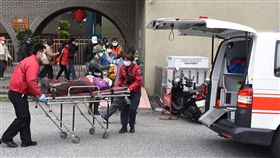 救護車當小黃　花蓮縣首開單1400元「花蓮縣民眾濫用救護車收費實施辦法」自治規則自107年6月27日起正式上路，採使用者付費概念，收取新台幣1400元，以嚇阻少部分民眾濫用救護車的陋習，花蓮縣消防局17日開出首張濫用救護車收費單。圖為演習情形。（資料照片）中央社記者李先鳳攝　107年10月17日