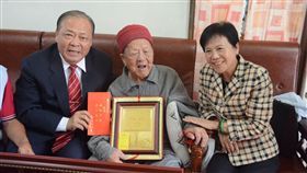 澎縣長訪人瑞　轉贈重陽敬老狀與金鎖片（1）澎湖縣長陳光復（左）與議長劉陳昭玲（右）17日重陽節赴縣內12位百歲人瑞家中探視，除了致贈敬老禮金外，也代表總統蔡英文與內政部轉贈敬老狀和金鎖片。中央社　107年10月17日