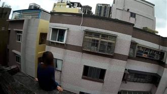 驚險畫面曝光！女歇斯底里懸空險墜樓