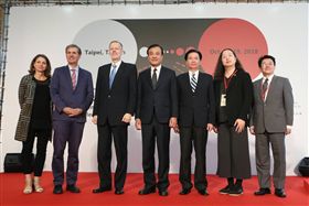 ▲美國務院副助卿斯科特·巴斯比（左2）首次來台，談論假訊息問題。（圖／外交部提供）