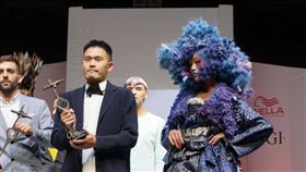 唐威獲得AHS最佳前衛造型冠軍台灣髮型設計師唐威14日在有「美髮界奧斯卡」之稱的英國倫敦創意髮型秀Alternative Hair Show奪得「最佳前衛造型獎」冠軍，是獲得這個項目優勝的台灣第一人。（唐威提供）中央社記者戴雅真倫敦傳真  107年10月18日