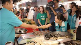 陳其邁牽手首拜票(圖/陳其邁辦公室提供)