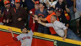 Jose Altuve外野飛球形成爭議判決。(圖／路透社／達志影像）