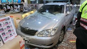 婦人打錯檔! 衝進店家撞毀大門 店員嚇呆