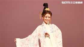 卓文萱對於這次加演更珍惜，並努力健身，笑稱「怕賠錢」。（圖／全民大劇團提供）