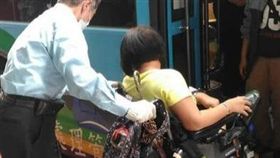 暖心公車司機助身障者上下車 網友大讚：「有你真好」（圖／基隆人集團）