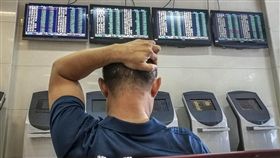 中國官媒籲救市  股民苦中作樂寫段子「我市綠化面積達95%。您是哪個市的？股市。」歷經股市大跌，大陸網民創造出許多段子。相較於網民苦中作樂，12日有官媒嚴肅呼籲央行注資救市。圖為11日海口市一家證券公司內，股民面對綠油油的螢幕不禁搔頭。（中新社提供）中央社  107年10月12日