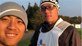 潘政琮（左）再度請哥哥潘福強擔任桿弟。（圖／翻攝自潘政琮臉書）