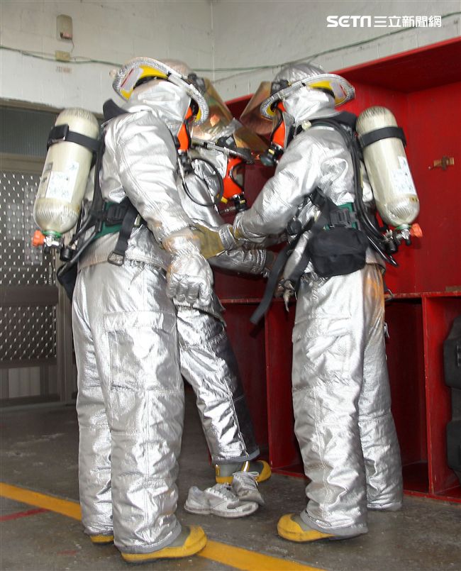 雙十國慶大典空軍慢速機隊飛越總統府，後勤維保作業S.T.消防車演練。（記者邱榮吉/屏東拍攝）