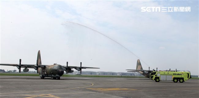 雙十國慶大典空軍慢速機隊飛越總統府，後勤維保作業S.T.消防車演練。（記者邱榮吉/屏東拍攝）