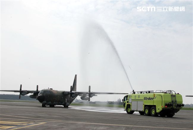 雙十國慶大典空軍慢速機隊飛越總統府，後勤維保作業S.T.消防車演練。（記者邱榮吉/屏東拍攝）