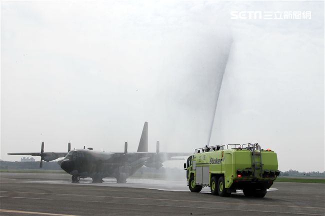 雙十國慶大典空軍慢速機隊飛越總統府，後勤維保作業S.T.消防車演練。（記者邱榮吉/屏東拍攝）