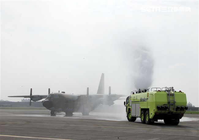 雙十國慶大典空軍慢速機隊飛越總統府，後勤維保作業S.T.消防車演練。（記者邱榮吉/屏東拍攝）