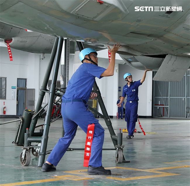 雙十國慶大典空軍慢速機隊飛越總統府，後勤維保作業P3C反潛機起落架收放檢測。（記者邱榮吉/屏東拍攝）