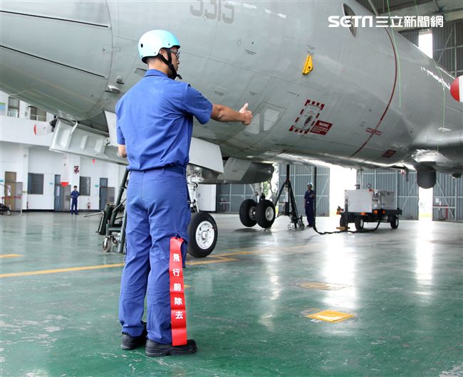 雙十國慶大典空軍慢速機隊飛越總統府，後勤維保作業P3C反潛機起落架收放檢測。（記者邱榮吉/屏東拍攝）