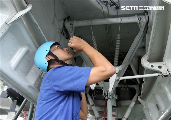 雙十國慶大典空軍慢速機隊飛越總統府，後勤維保作業P3C反潛機起落架收放檢測。（記者邱榮吉/屏東拍攝）