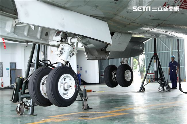 雙十國慶大典空軍慢速機隊飛越總統府，後勤維保作業P3C反潛機起落架收放檢測。（記者邱榮吉/屏東拍攝）