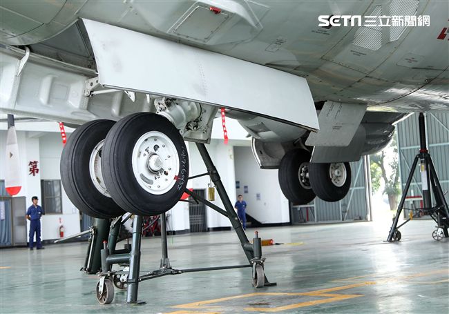 雙十國慶大典空軍慢速機隊飛越總統府，後勤維保作業P3C反潛機起落架收放檢測。（記者邱榮吉/屏東拍攝）