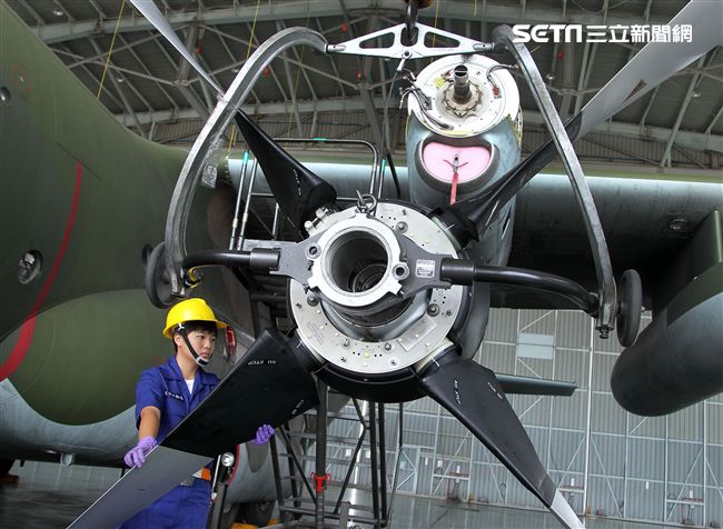 雙十國慶大典空軍慢速機隊飛越總統府，後勤維保作業C-130H運輸機螺旋槳拆裝。（記者邱榮吉/屏東拍攝