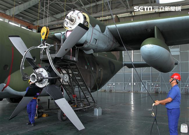 雙十國慶大典空軍慢速機隊飛越總統府，後勤維保作業C-130H運輸機螺旋槳拆裝。（記者邱榮吉/屏東拍攝