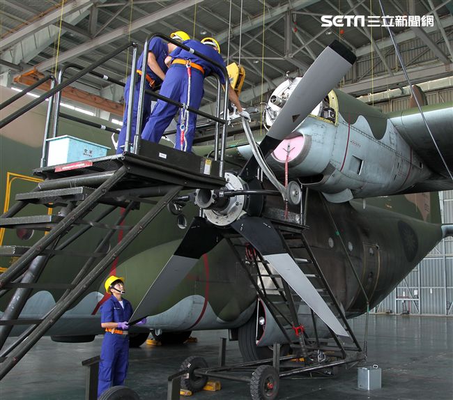 雙十國慶大典空軍慢速機隊飛越總統府，後勤維保作業C-130H運輸機螺旋槳拆裝。（記者邱榮吉/屏東拍攝