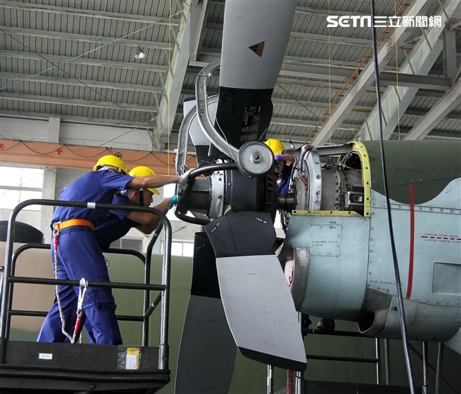 雙十國慶大典空軍慢速機隊飛越總統府，後勤維保作業C-130H運輸機螺旋槳拆裝。（記者邱榮吉/屏東拍攝